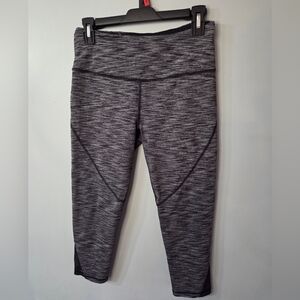 Victoria's Secret Sport Womens M Cropped Capri Leggings Black Gray Mesh Bottom
